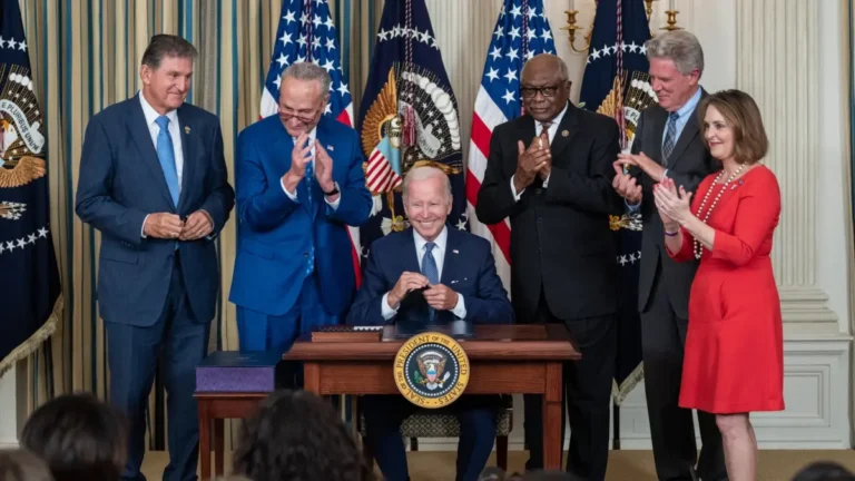 Přečtete si více ze článku Joe Biden podepsal zákon o investicích do zelené energie a ochrany klimatu